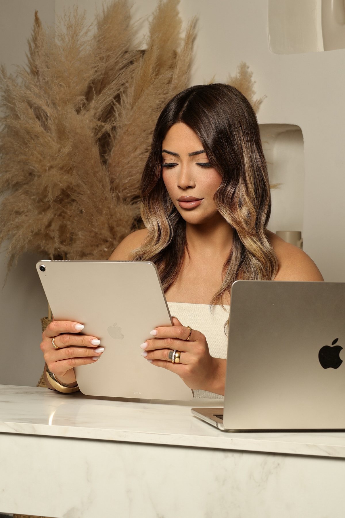 Dra. Ingrid Santana em seu escritório, consultando um tablet